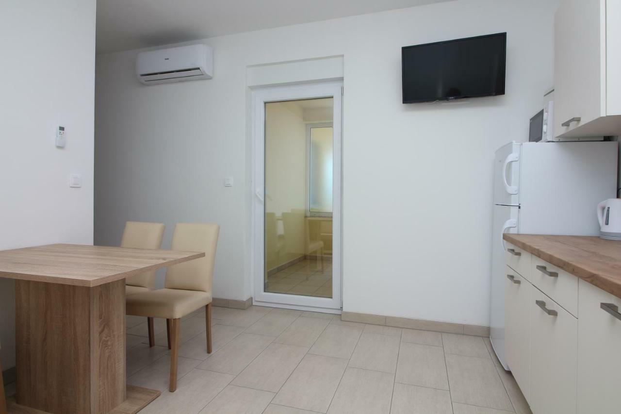 Apartmani Nejasmic Примоштен Экстерьер фото
