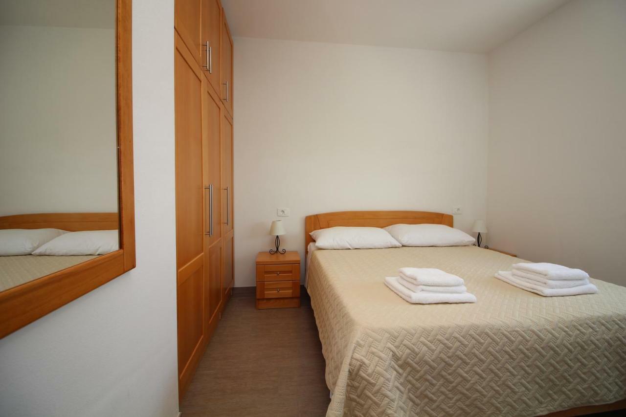 Apartmani Nejasmic Примоштен Экстерьер фото